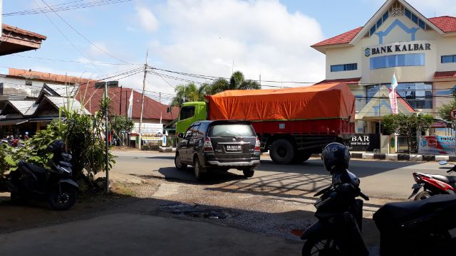 Pagi Ini, Kendaraan Roda Empat Dominasi Jalan Ahmad Yani Sanggau