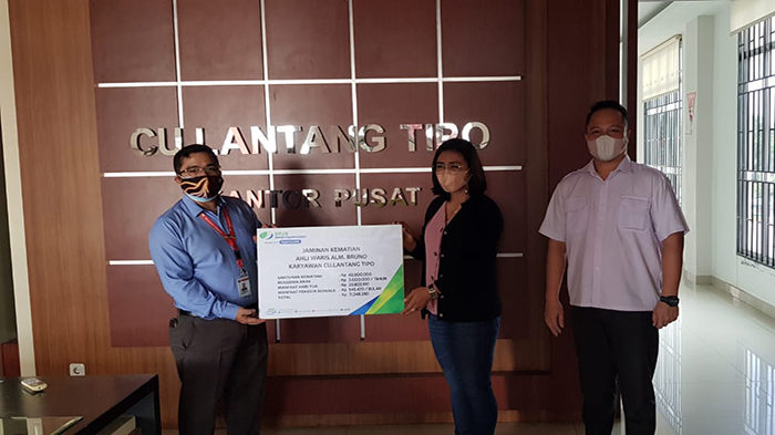 BP Jamsostek Sanggau Serahkan Santunan Kematian dan Beasiswa Anak Ahli Waris