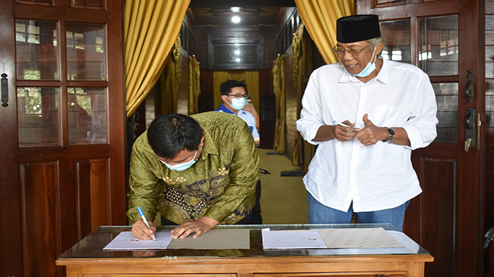 jarot-winarno-menandatangani-naskah-kerjasama-pembangunan-sumber-daya-manusi-23.jpg