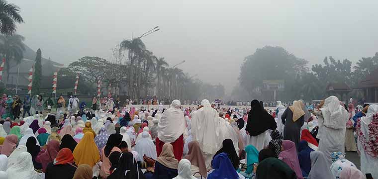 Kabut Asap Tak Pengarui Antusias Warga Salat Ied di Alun-Alun Kapuas