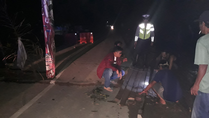 Kompak! Kapolsek Subah dan Warga Pasang Balok Kayu untuk Jembatan Darurat