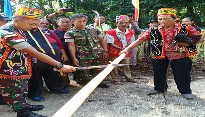 Komandan Satgas Pamtas Resmikan Jembatan Gantung Badak Putih, Kapuas Hulu