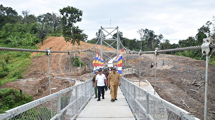 Kades Nanga Ungai Bangga Jembatan Gantung Baja Sudah Bisa Dilalui
