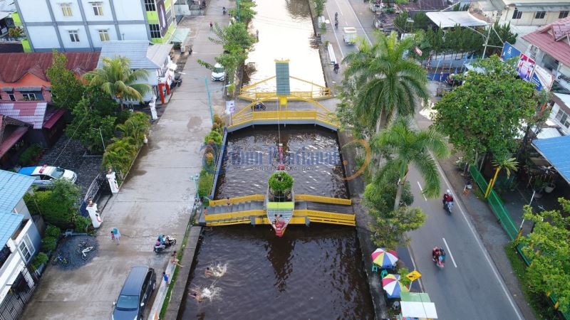 Sisipkan Kearifan Lokal, Inilah Keindahan Jembatan-jembatan Yang Ada di Pontianak - jembatan-kuning_20171006_220249.jpg