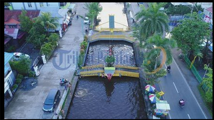 Sisipkan Kearifan Lokal, Inilah Keindahan Jembatan-jembatan Yang Ada di Pontianak - jembatan-kuning_20171006_220447.jpg
