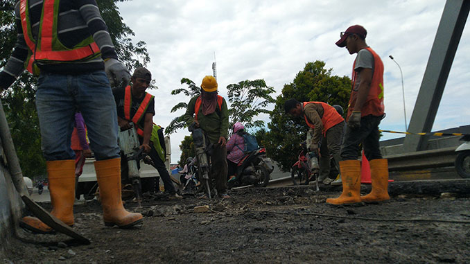 jembatan-landak-pekerja-perbaiki.jpg