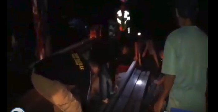 Suasana Saat Kapolsek Subah dan Warga Pasang Balok Kayu di Jembatan Sabung