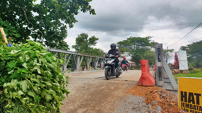 jembatan-sebelumnya-amblas-akhirnya-sudah-diperbaiki-di-rasau-jaya.jpg
