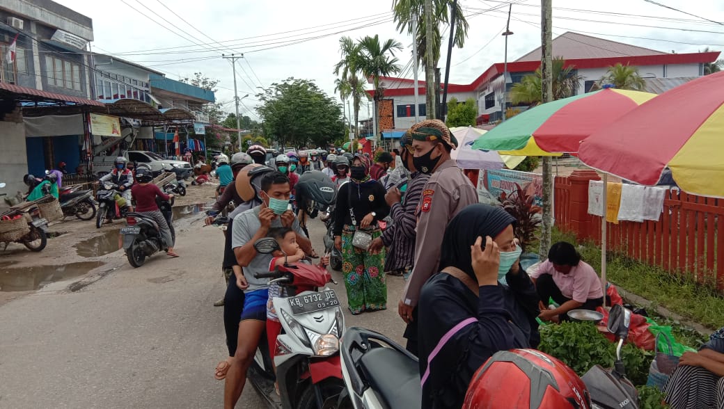Satbinmas Polres Sanggau Gandeng Komunitas GGG Bagikan Masker dan Bakti Sosial Cegah Covid-19