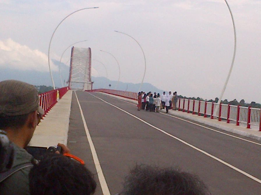 jokowi-resmikan-jembatan-2_20160322_155450.jpg