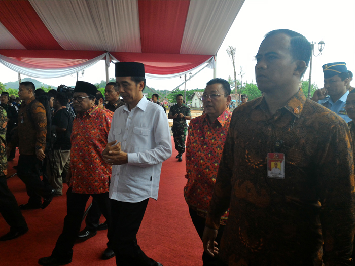 jokowi-resmikan-masjid_20161015_154904.jpg<pf>tanda-tangan_20161015_155216.jpg