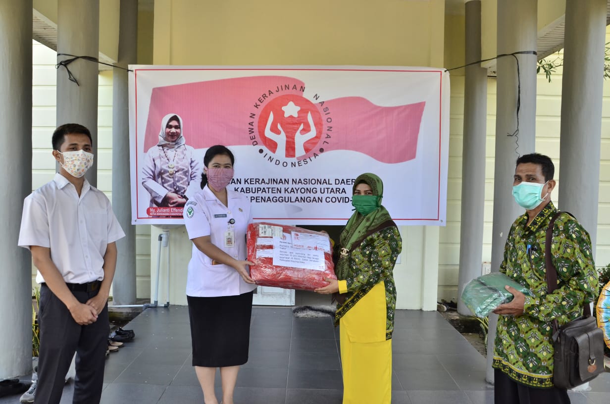 julianti-effendi-ahmad-kanan-menyerahkan-bantuan-apd.jpg