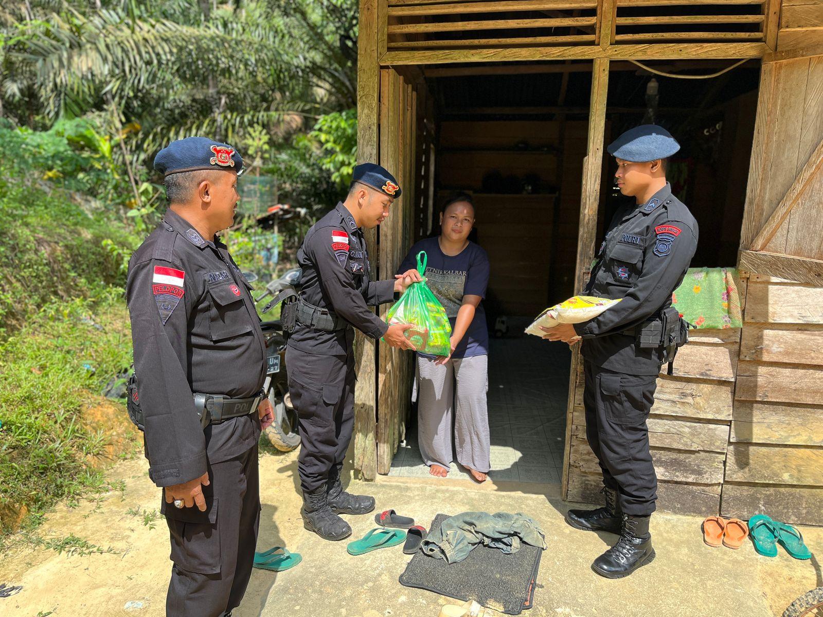 Satbrimob Polda Kalbar Laksanakan Jumat Berkah, Sasar Yayasan Panti Asuhan dan Warga Kurang Mampu