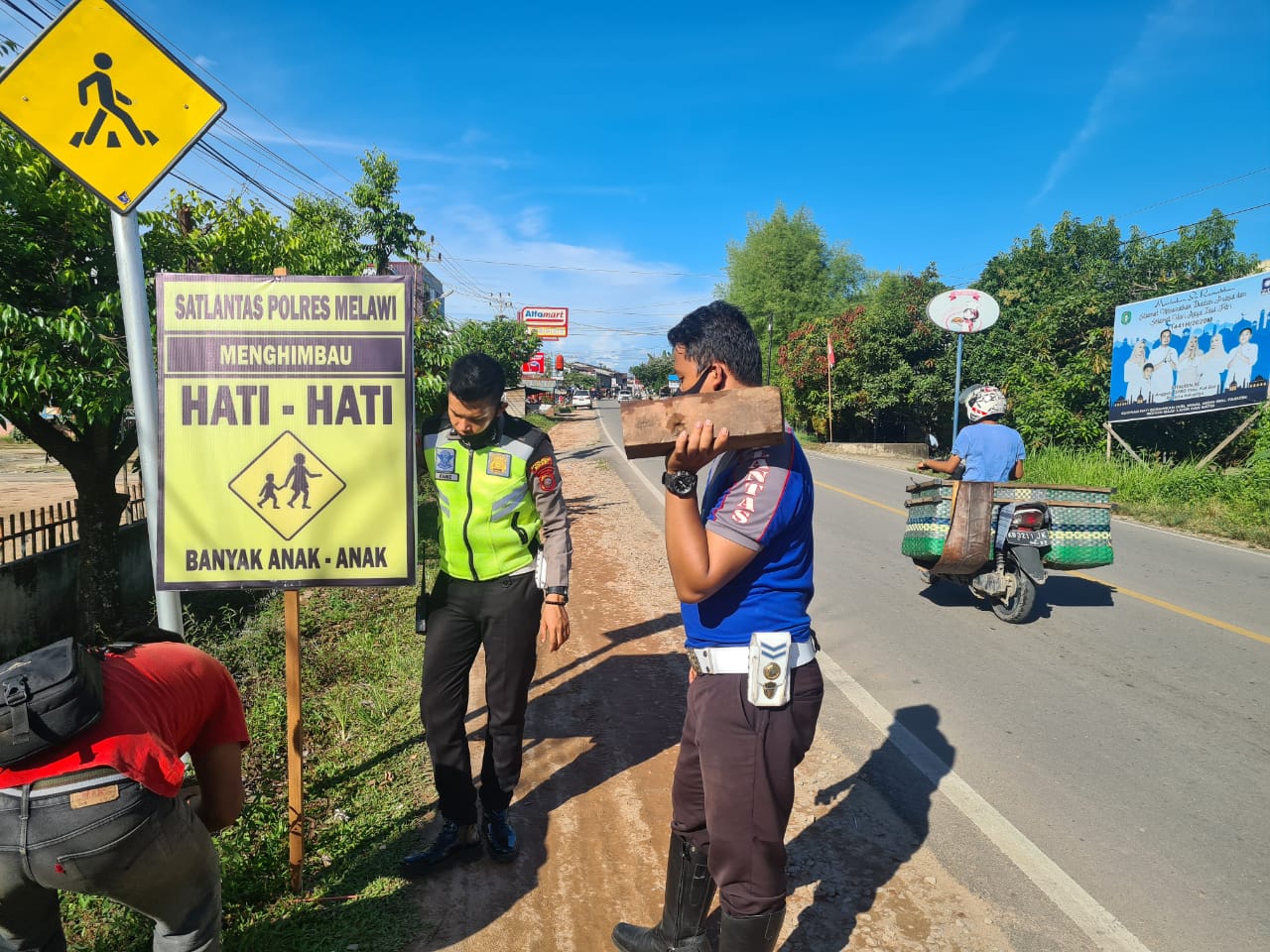 Sat Lantas Polres Melawi Memasang Banner Imbauan dan Peringatan untuk Meminimalisir Laka Lantas