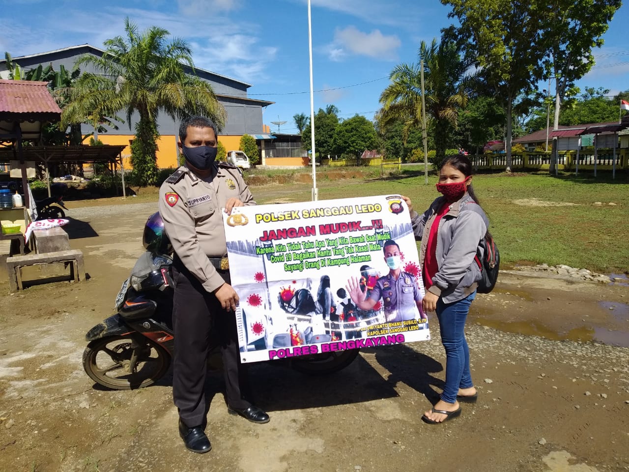 Begini Cara Personel Polsek Sanggau Ledo Imbau Warga Tidak Mudik di Tengah Pandemi Covid-19