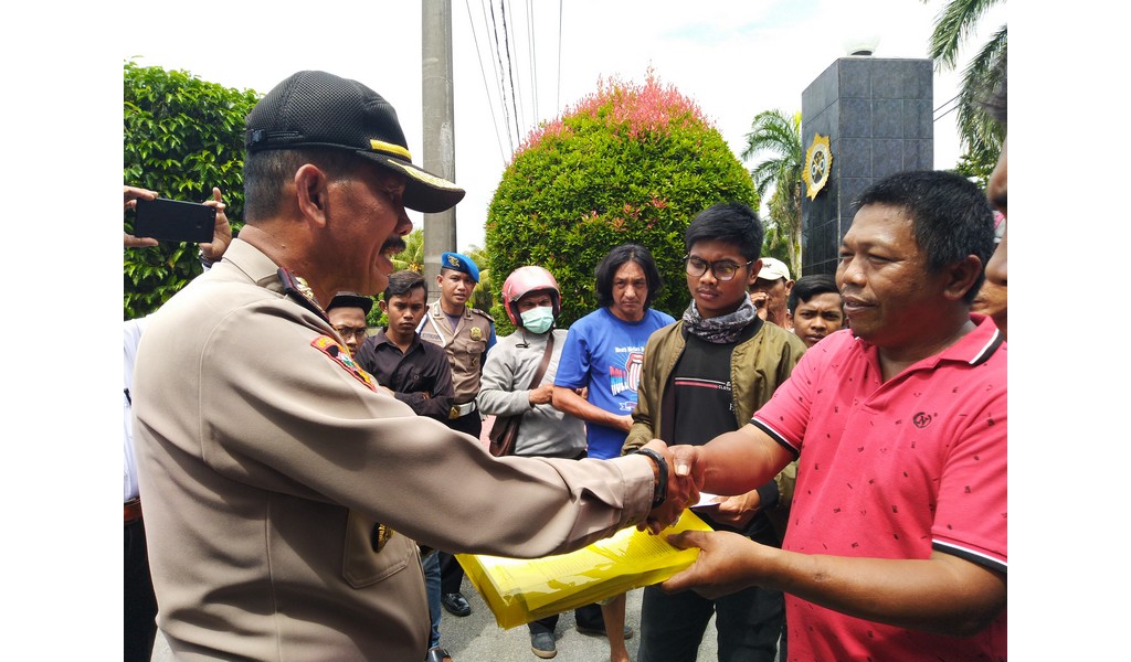 kabag-ops-polres-mempawah-saat-terima-berkas-dari-pengunjuk-rasa.jpg