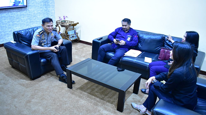 kabid-humas-polda-kalbar-kombes-pol-donny-charles-dan-moch-riezky-f-purnomo-2.jpg