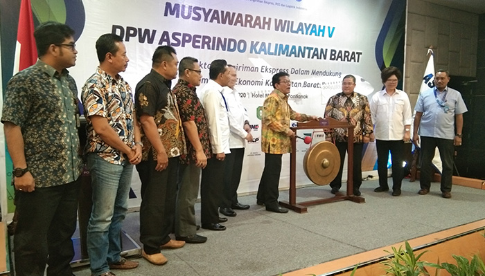 kadiskominfo-kalbar-beserta-juara-asperindo-memukul-gong-tanda-cvgbhh.jpg