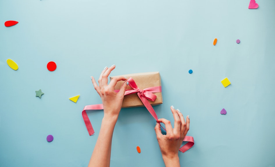 5 Zodiak yang Suka Memberi Hadiah Sebagai Bagian Dari Ungkapan Cinta, Pasangan Kamu?