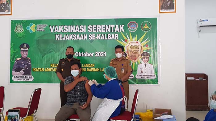 kajari-landak-sukamto-sh-mh-saat-memantau-pelaksanaan-vaksinasi-sdf-sd.jpg