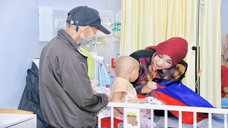 Hari Kanker Sedunia, Ketua YKI Kalbar Berbagi dan Beri Semangat Pasien Kanker di RSUD Soedarso