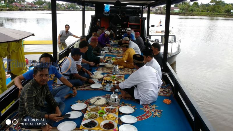 Destinasi Baru, Menikmati Suasana di Kapal Wisata di Sungai Sambas - kapal-wisata-sungai-sambas-4.jpg