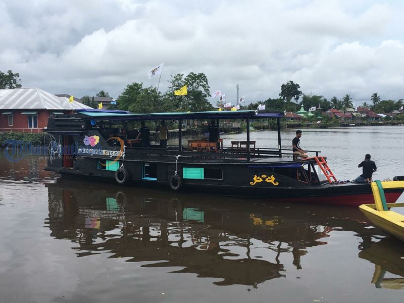 Destinasi Baru, Menikmati Suasana di Kapal Wisata di Sungai Sambas - kapal-wisata-sungai-sambas-5.jpg