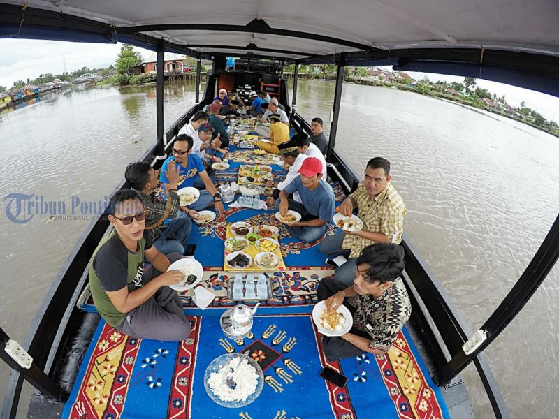Destinasi Baru, Menikmati Suasana di Kapal Wisata di Sungai Sambas - kapal-wisata-sungai-sambas-6.jpg