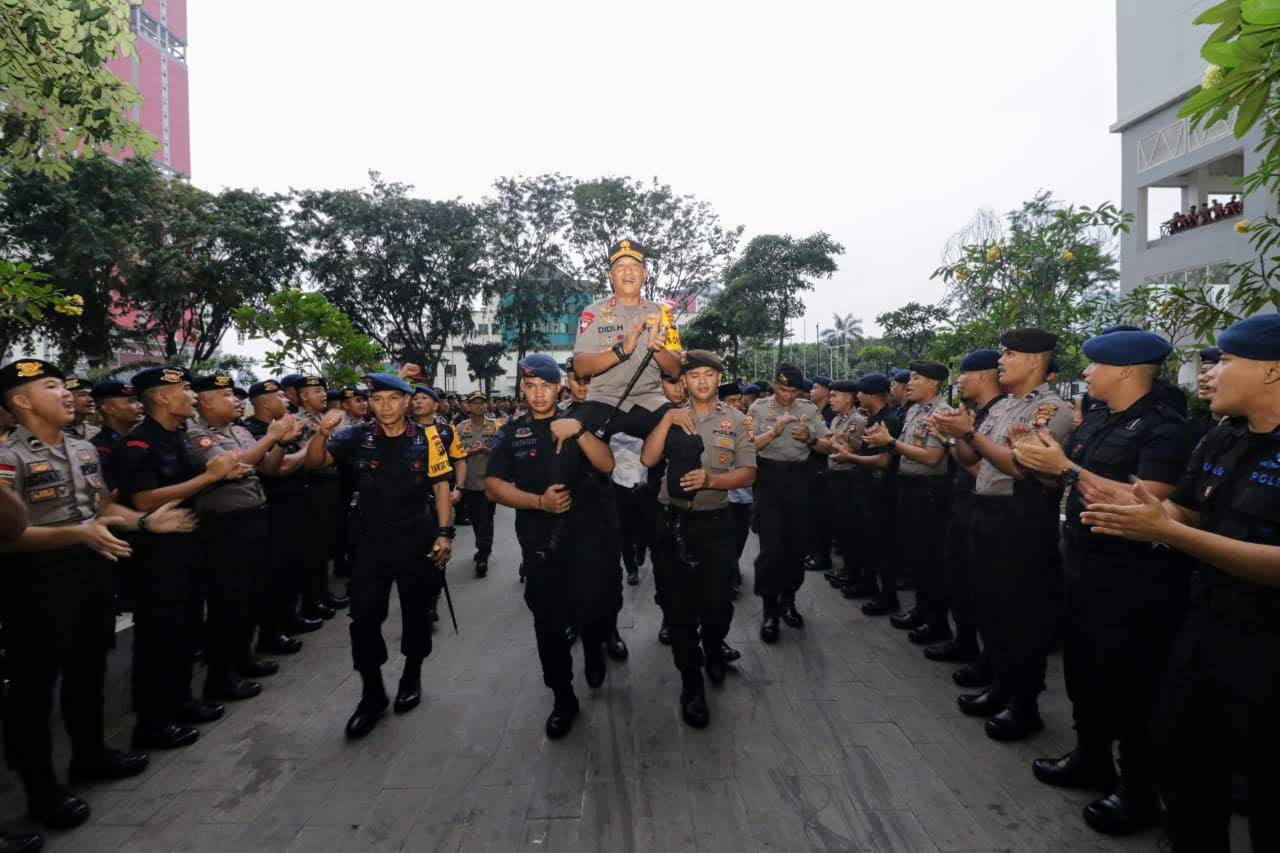 kapolda-kalbar-irjen-pol-didi-haryono-disambut-dan-dipanggul.jpg