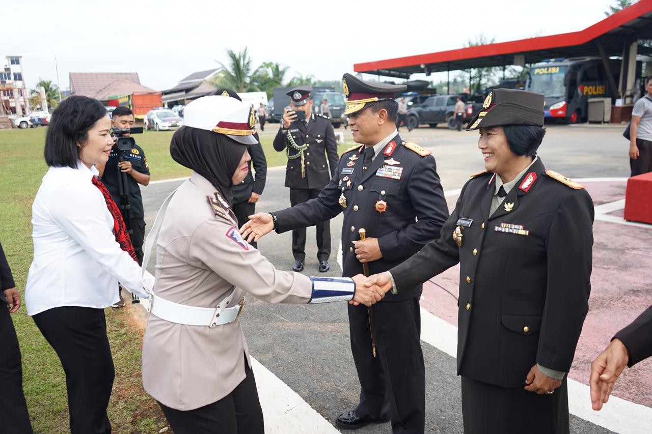 kapolda-kalbar-pimpin-upacara-peringati-hari-ibu.jpg