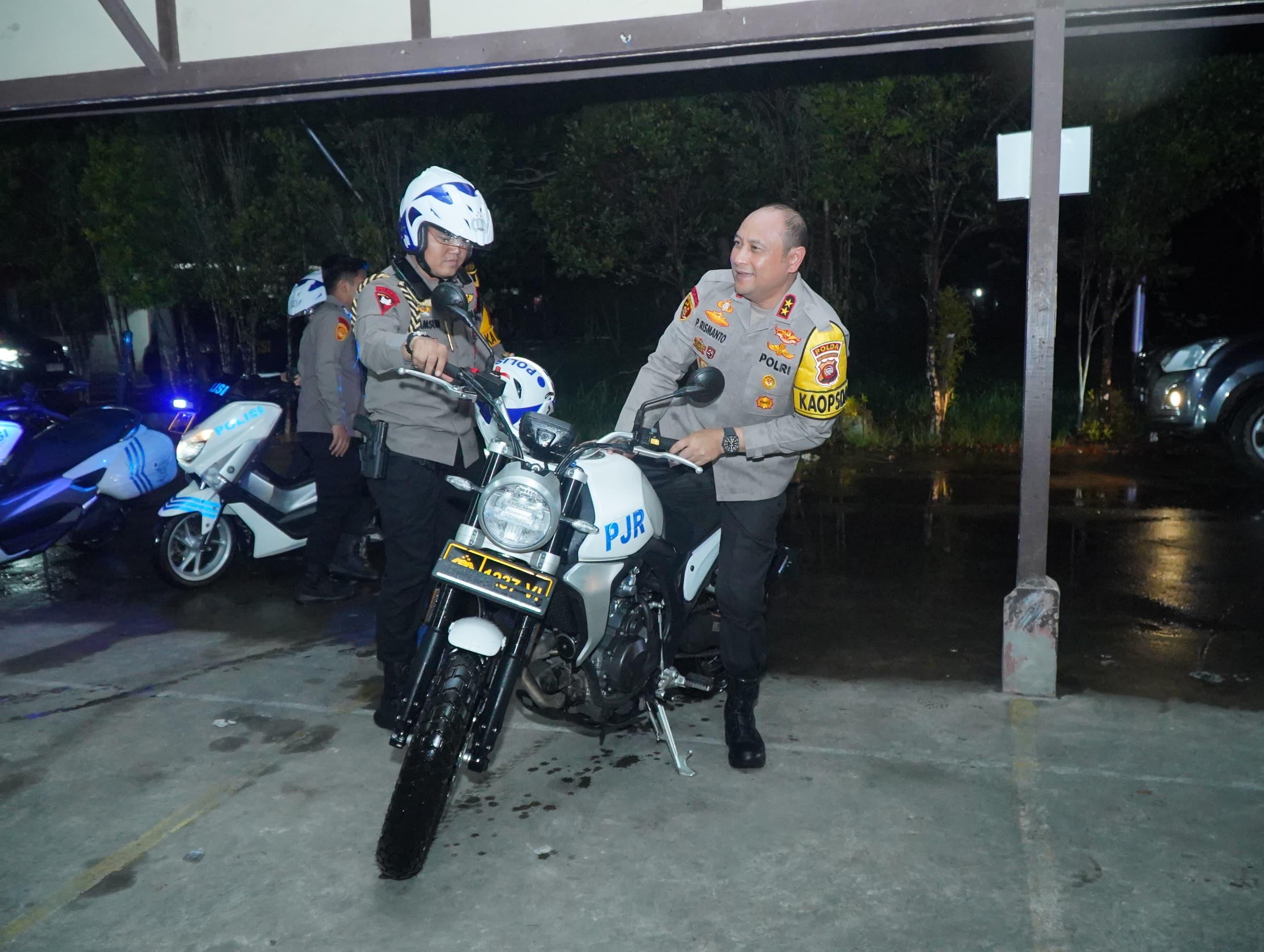Pastikan Kotak Suara Aman, Kapolda Kalbar Cek Personel Pengamanan di PPK Menggunakan Sepeda Motor