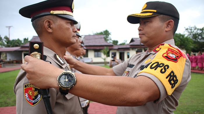 kapolres-bengkayang-akbp-nb-darma-saat-memimpin-upacara-kenaikan-pangkat.jpg