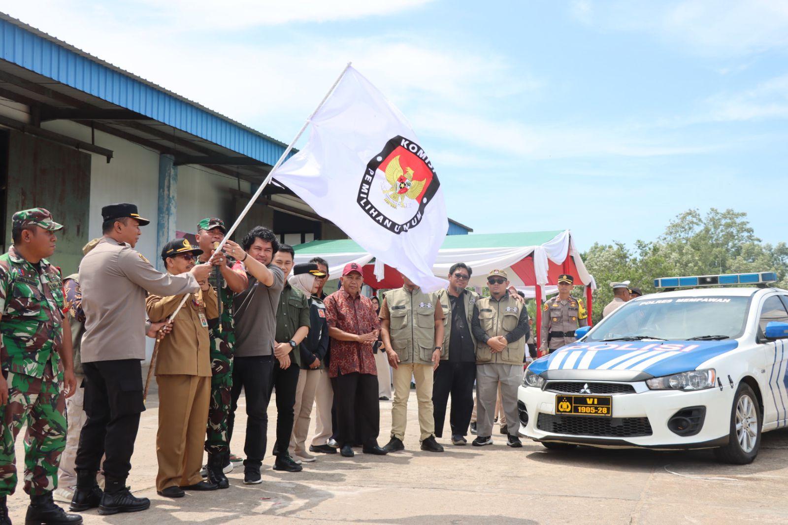 Dikawal Ketat, KPU Mempawah Distribusikan Logistik Pemilu 2024 ke Tingkat Kecamatan