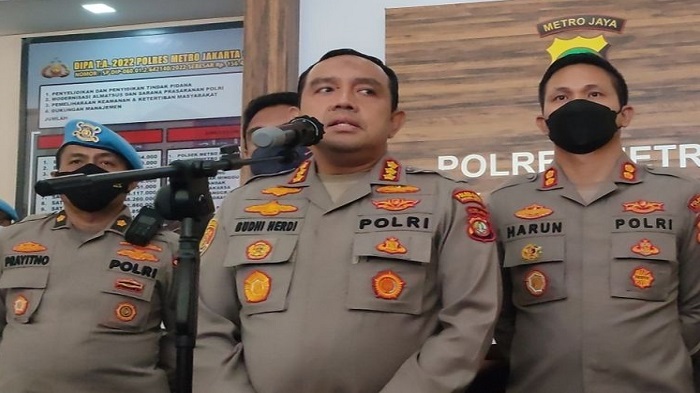 kapolres-jakarta-selatan-kombes-budhi-saat-menggelar-konferensi-pers-kasus-polisi-tembak-polisi.jpg