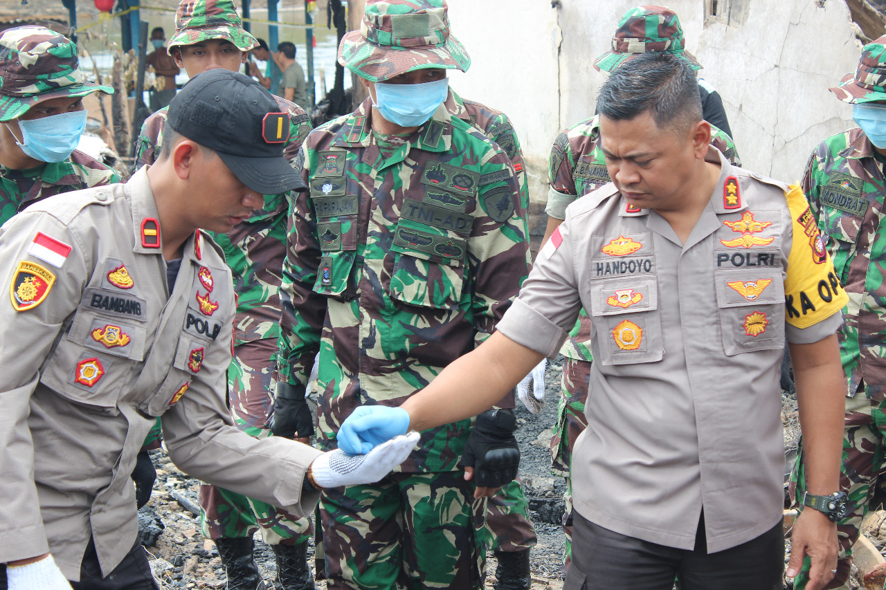 kapolres-kapuas-hulu-akbp-r-siswo-handoyo-saat-menyerahkan-kemungkinan-sisa-tulang.jpg