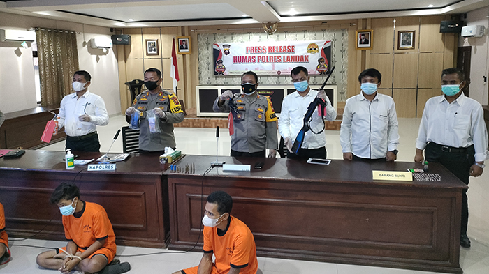 kapolres-landak-akbp-ade-kuncoro-ridwan-sik-menunjukkan-barang-bukti31.jpg