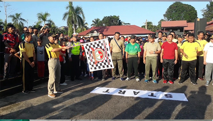 Kapolres Landak Lepas Peserta Jalan Santai Dalam Rangka HUT Bhayangkara ke-73