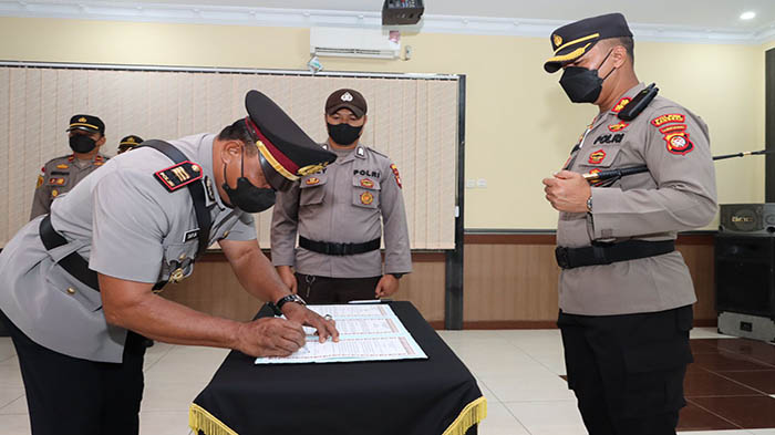 Pimpin Sertijab Kapolsek Entikong, Kapolres Sanggau Minta Seluruh Personel Beri Layanan Terbaik