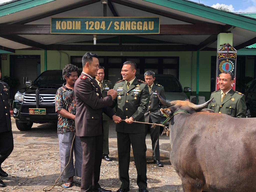 Kapolres Sanggau Serahkan Sapi ke Mitra TNI Kodim/1204 Sanggau