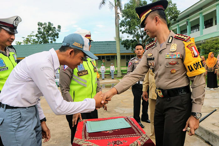 Kapolresta Pontianak Ajak Siswa SMAN 3 Pontianak Patuhi Aturan Lalulintas dan Jauhi Narkoba