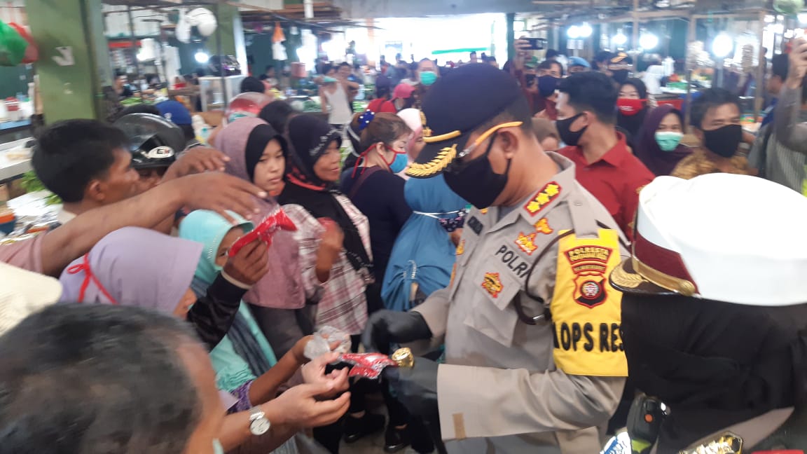 Kapolresta Pontianak Imbau Warga di Pasar Flamboyan Gunakan Masker Cegah Penyebaran Covid-19