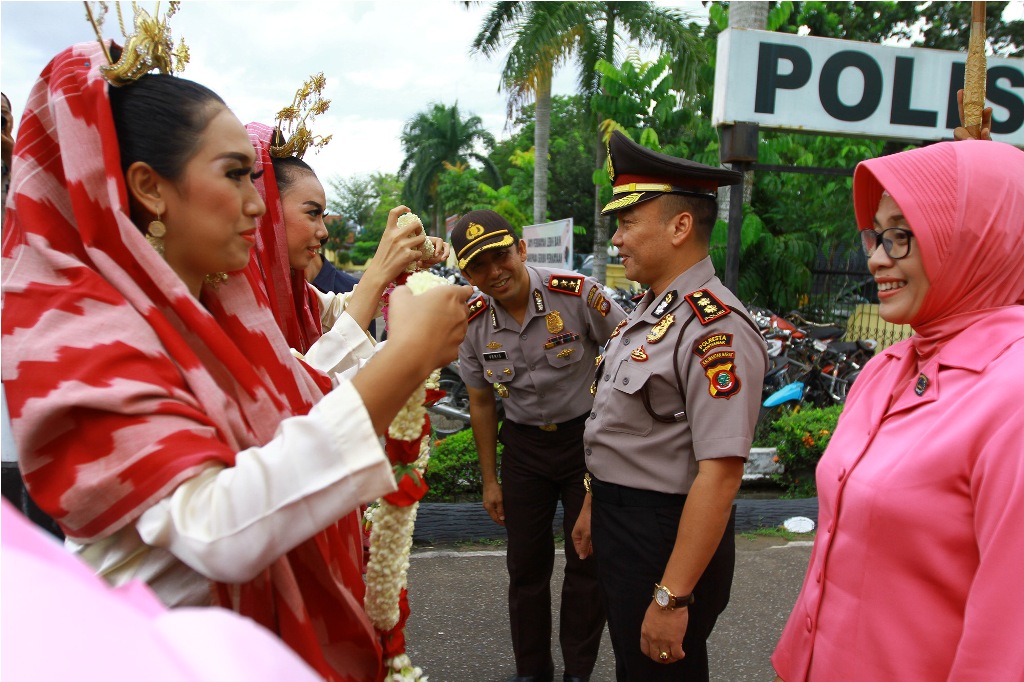 Kapolresta Pontianak yang Baru Disambut dengan Adat Dayak dan Melayu - kapolresta-pontianak_20160512_191222.jpg
