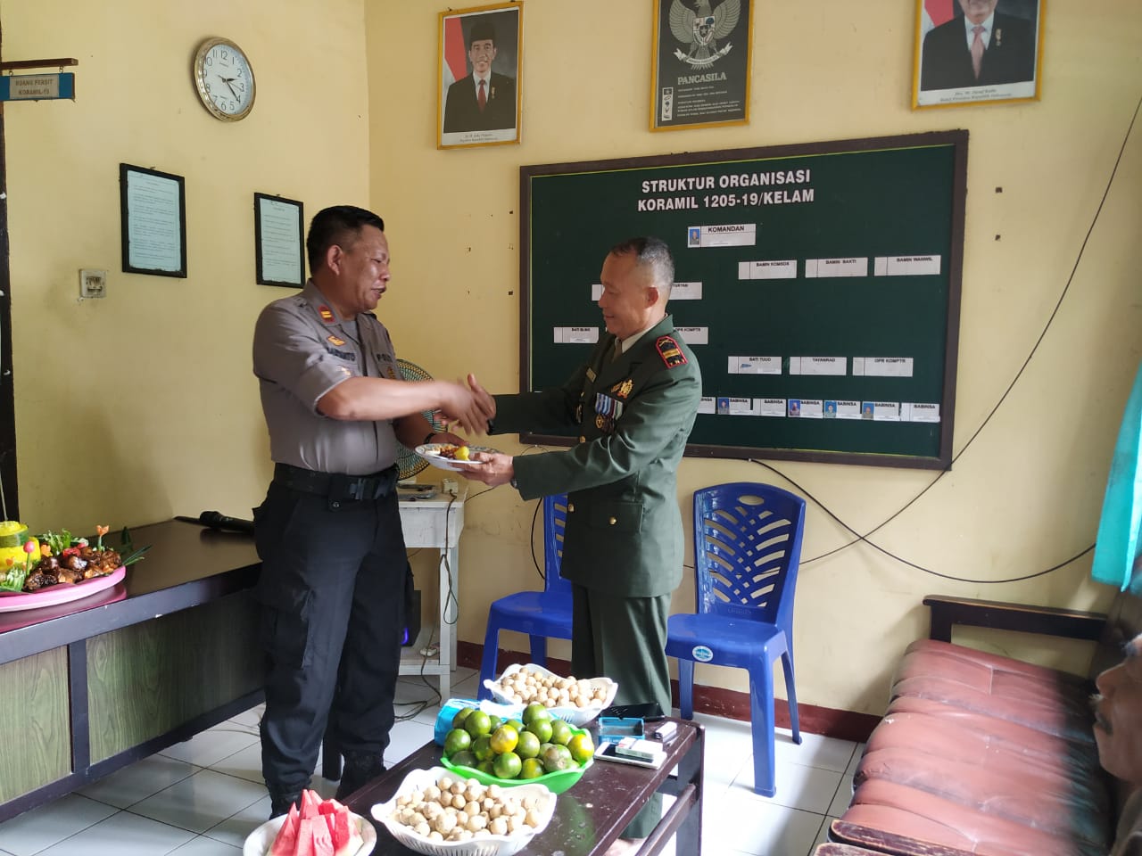 HUT TNI ke 74, Kapolsek Kelam Permai Hadiahkan Nasi Tumpeng ke Danramil 1205/19 Kelam Permai