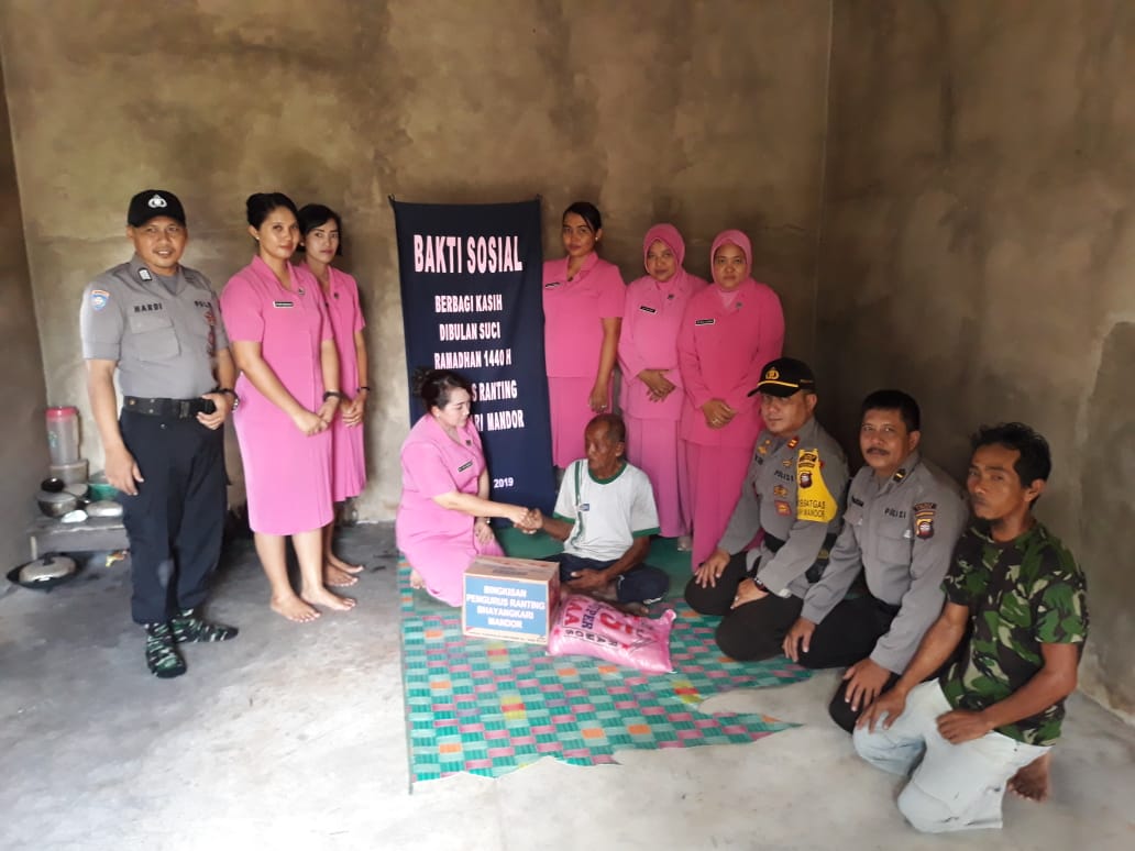 kapolsek-mandor-iptu-anuar-syarifudin-bersama-bhayangkari-ranting-polsek-man.jpg