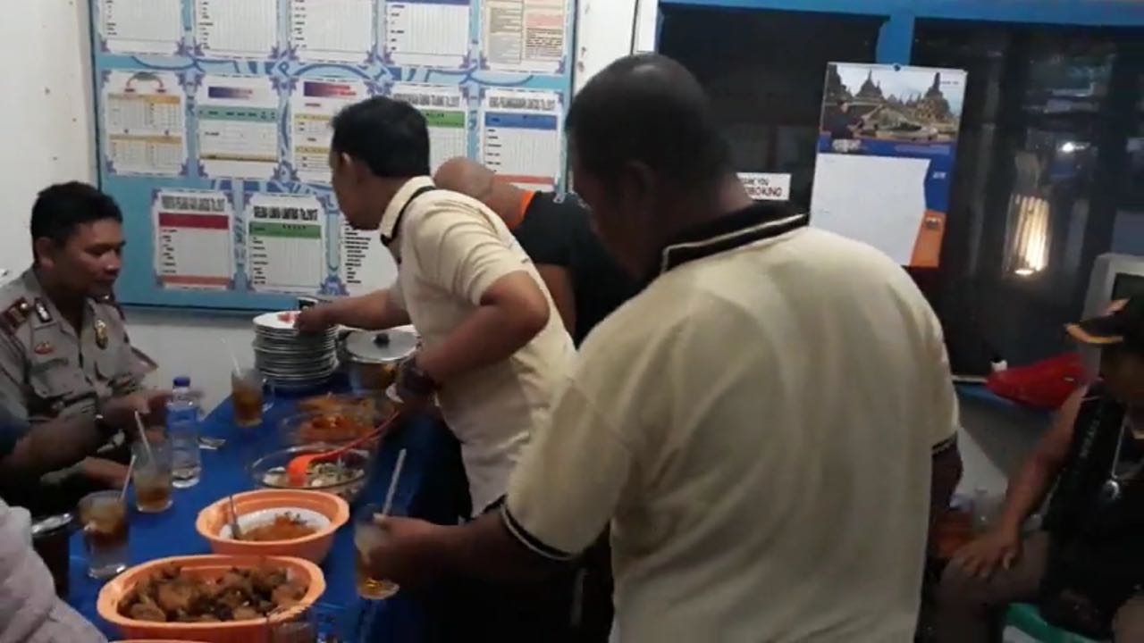 Bangun Persaudaraan, Kapolsek Buka Puasa Bersama Warga Pasar Selakau