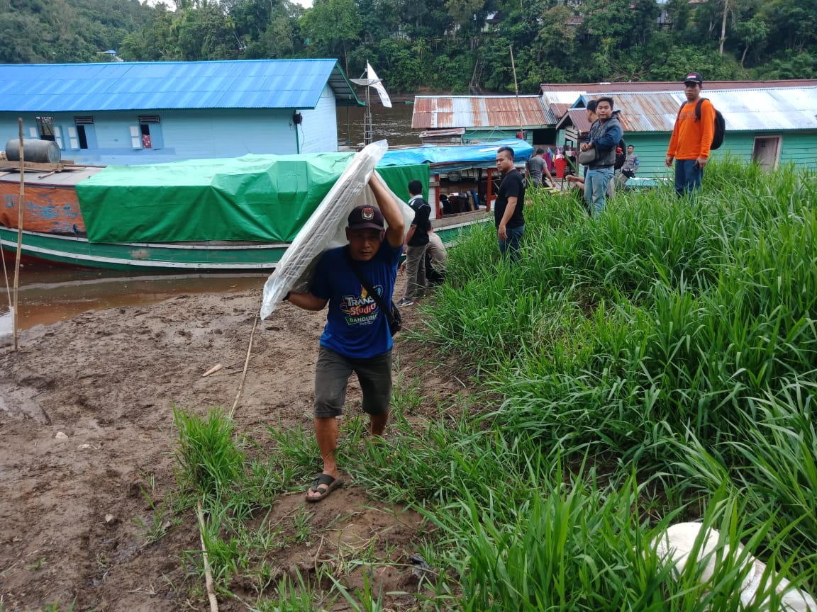 kapolsek-serawai-iptu-mr-pardosi-saat-menyambut-kedatangan-logistik.jpg