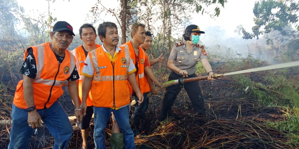 Upaya Keras Puluhan Tim Gabungan Padamkan Api Karhutla di Sungai Pinyuh Berbuah Hasil