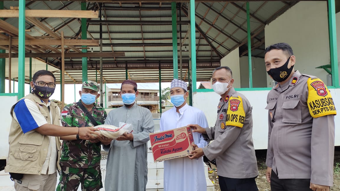 Memperingati Hari Pers Nasional 2021, TNI-Polri di Kapuas Hulu Ikut Bhakti Sosial dan Bagikan Masker