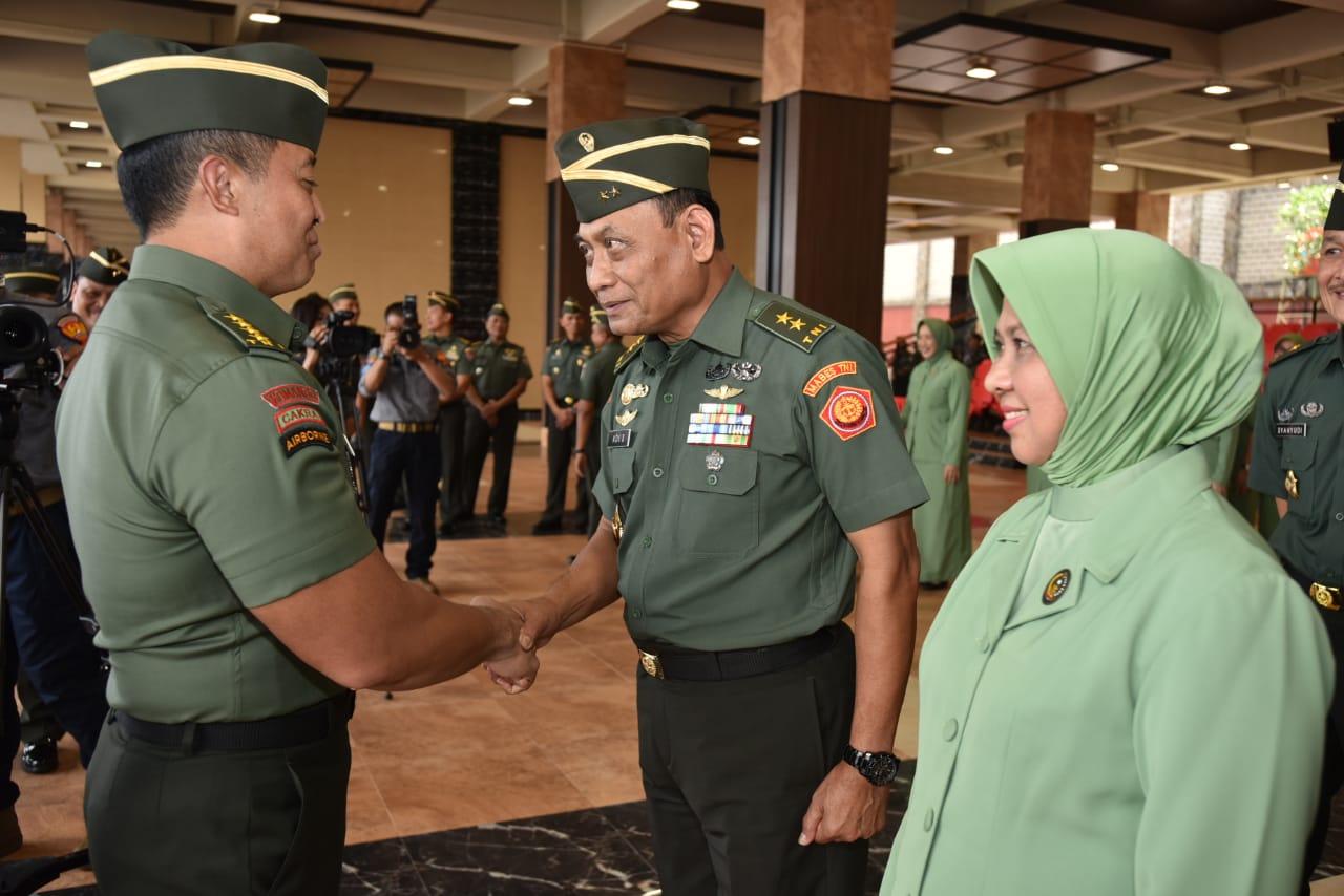 kasad-jenderal-tni-andika-perkasa-salami-satu-dia-ntara-pati-tni-ad-yang-ikuti-kors-kenaikan-pangkat.jpg