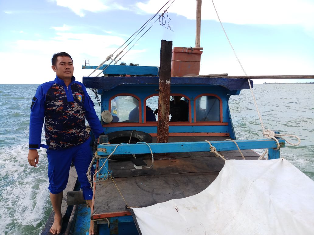 Sat Polair Polres Sambas Evakuasi Speedboat TKI yang Terdampar di Temajuk